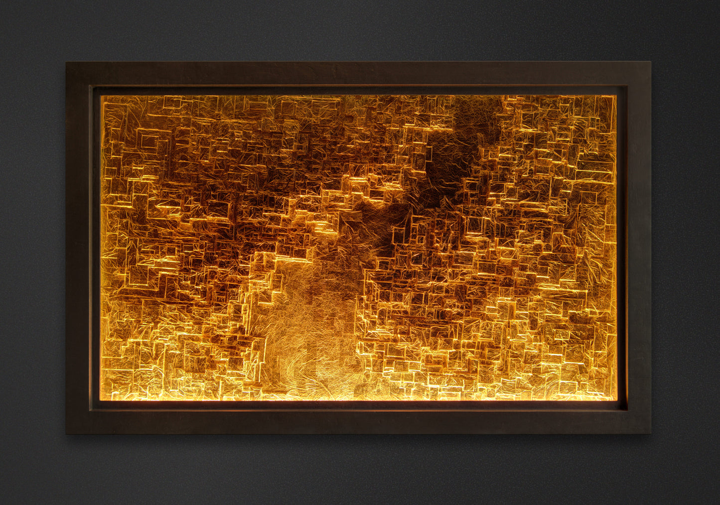 Verglaster Rahmen aus Holz mit Industrie-Optik. Kubische Muster in goldener Farbe.