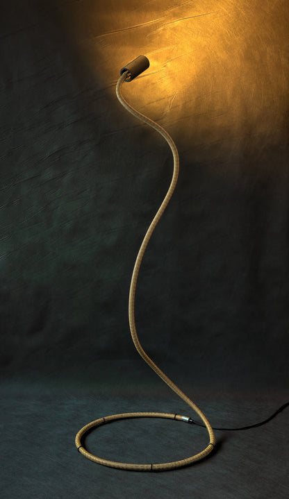 Flexible Steh-Lampe mit geschwungener Form mit Schirm aus Beton