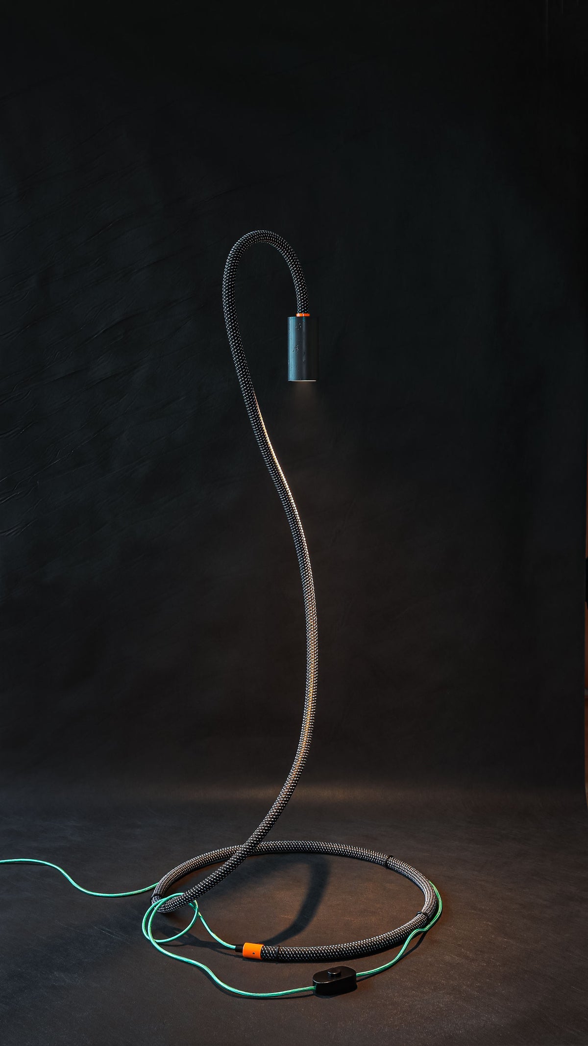 Produktfoto der NAGA STEHLEUCHTE im Fotostudio mit dunklem Hintergrund.
