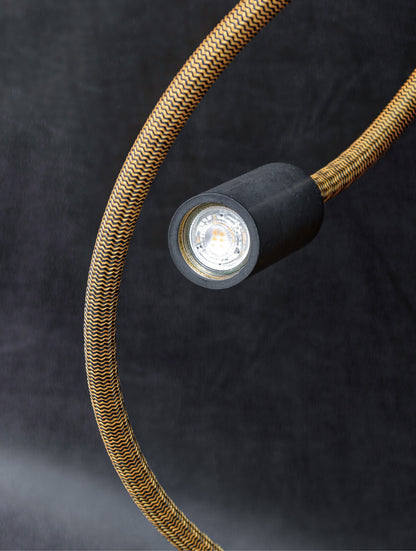Detailaufnahme vom Lampenschirm aus Beton vor schwarzem Hintergrund von der Lampe 'NAGA'